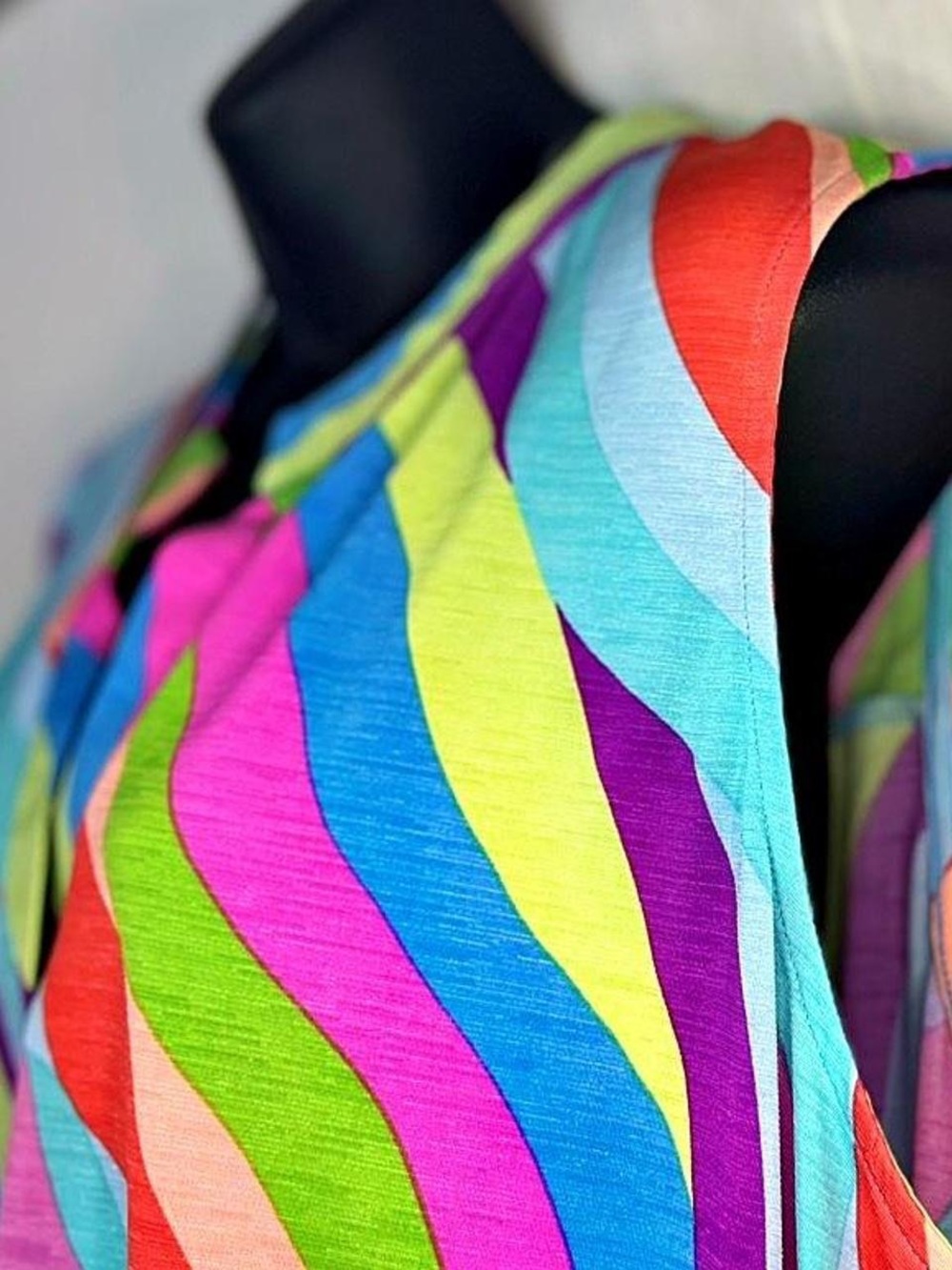 Colorful Wave-Print Dress in Multicolor - Picture 3 of 6